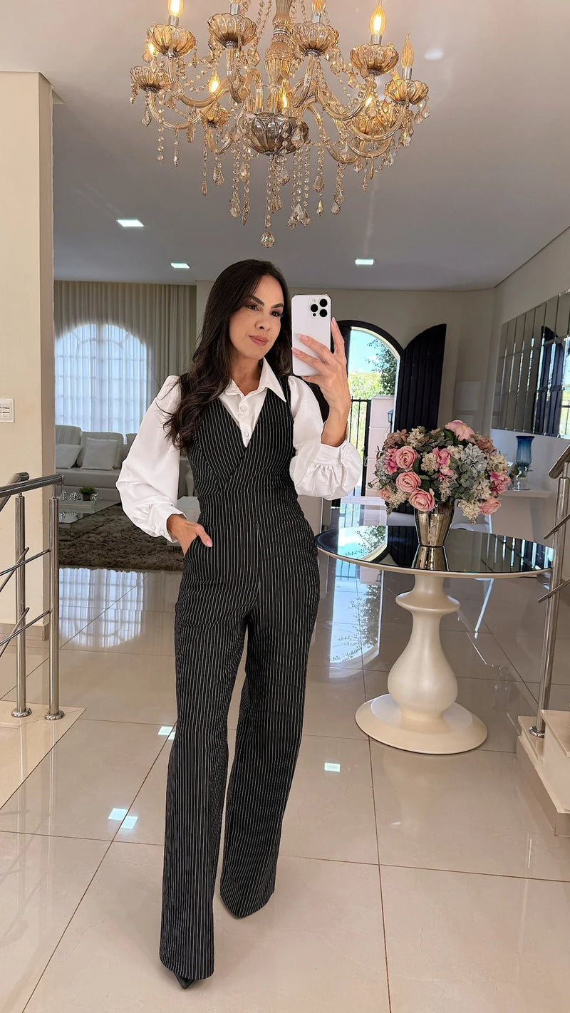 Macacão Executiva Chic  Alfaiataria Risca de Giz com Camisa Branca