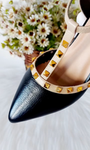 Scarpin Couro Salto Baixo Tachas