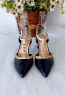 Scarpin Couro Salto Baixo Tachas