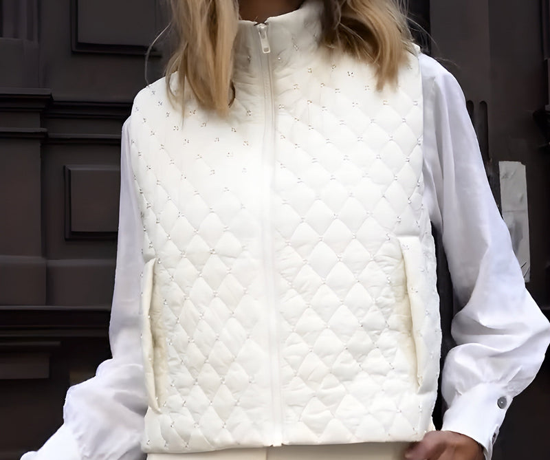 Colete Matelassê Off-White com Detalhes Delicados