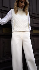 Colete Matelassê Off-White com Detalhes Delicados