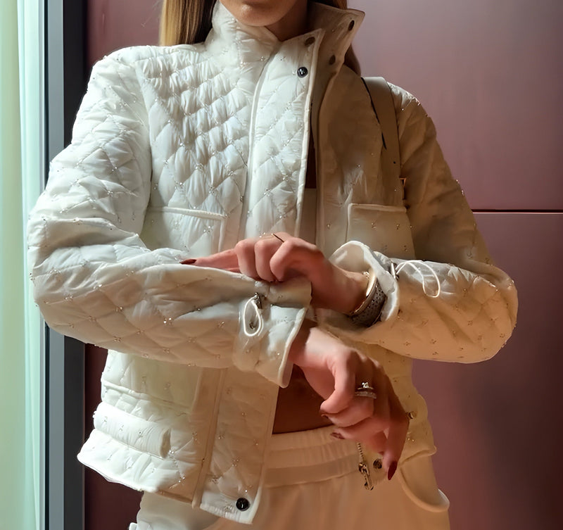 Jaqueta Matelassê Off-White com Bolsos Frontais