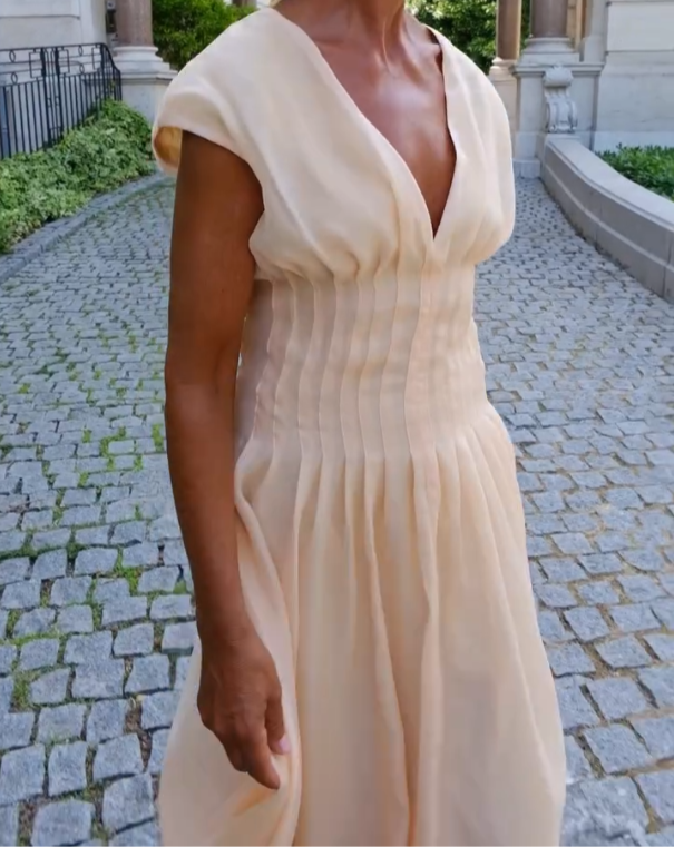 Vestido Bege Minimalista com Decote V e Saia Fluida