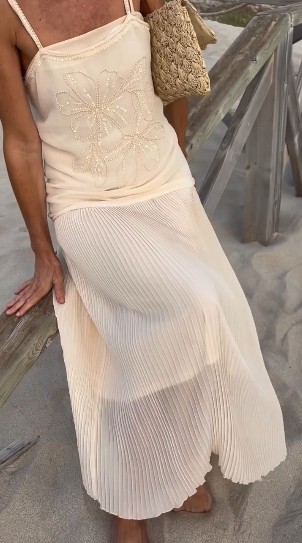 Blusa Bege com Bordado em Pérolas Florais