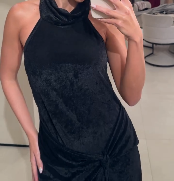 Vestido Preto Midi com Gola Alta