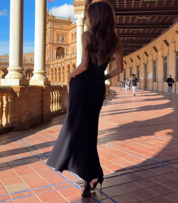 Vestido Longo Preto com Transparência e Fenda