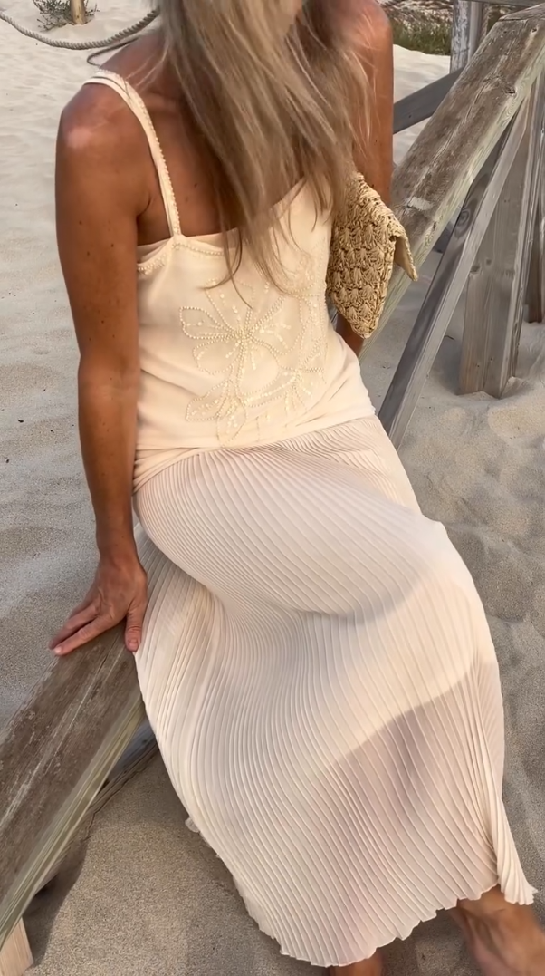 Blusa Bege com Bordado em Pérolas Florais