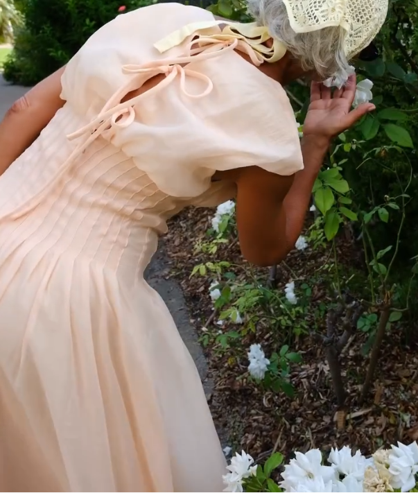 Vestido Bege Minimalista com Decote V e Saia Fluida