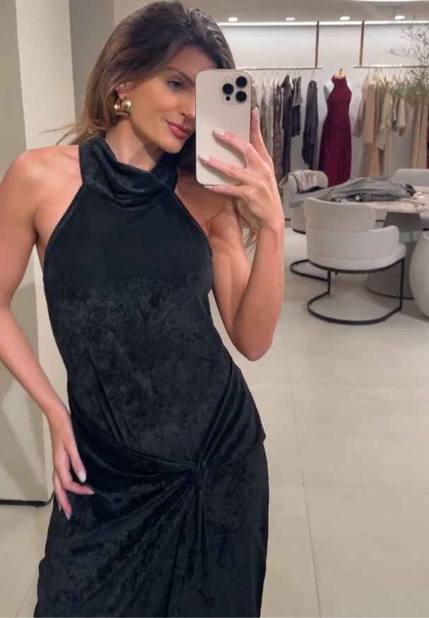 Vestido Preto Midi com Gola Alta