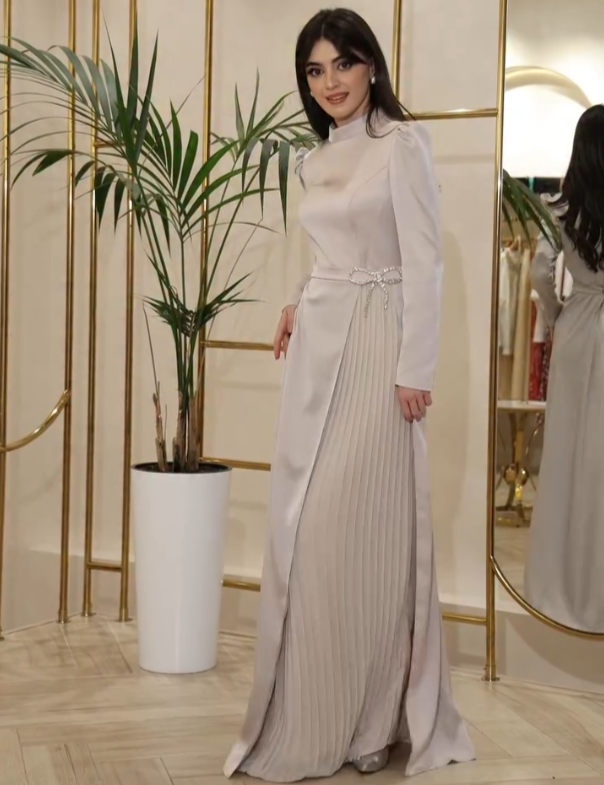 Vestido Longo Elegante em Cetim com Laço em Strass