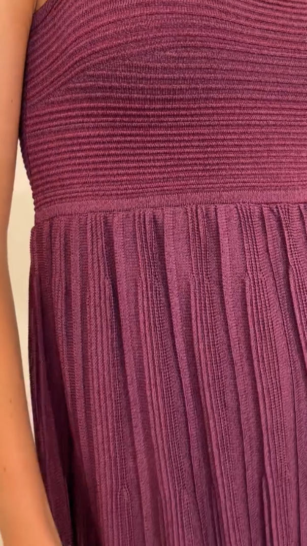 Vestido Longo Plissado em Tom Vinho