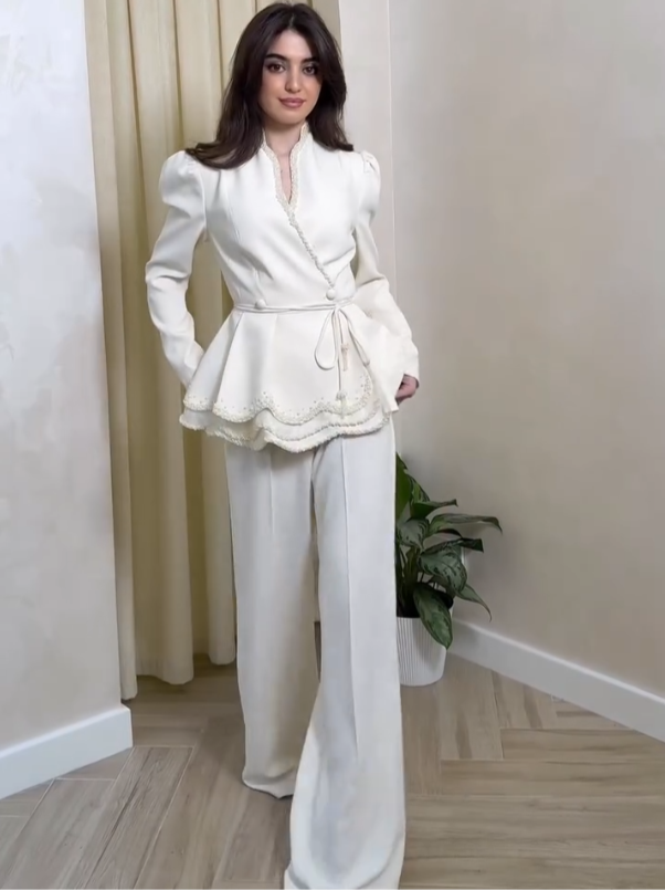 Blazer Feminino Off-White com Pérolas e Cinto Ajustável