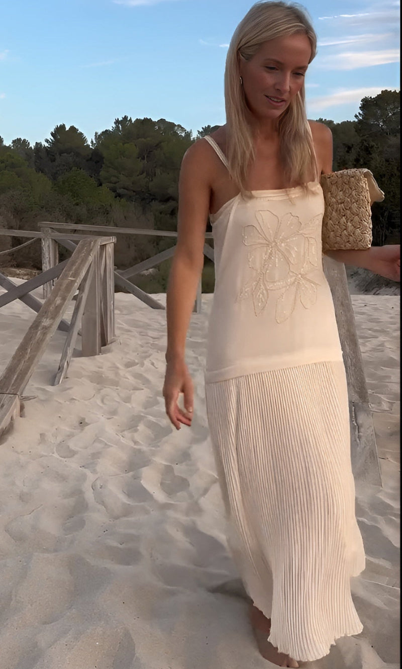 Blusa Bege com Bordado em Pérolas Florais