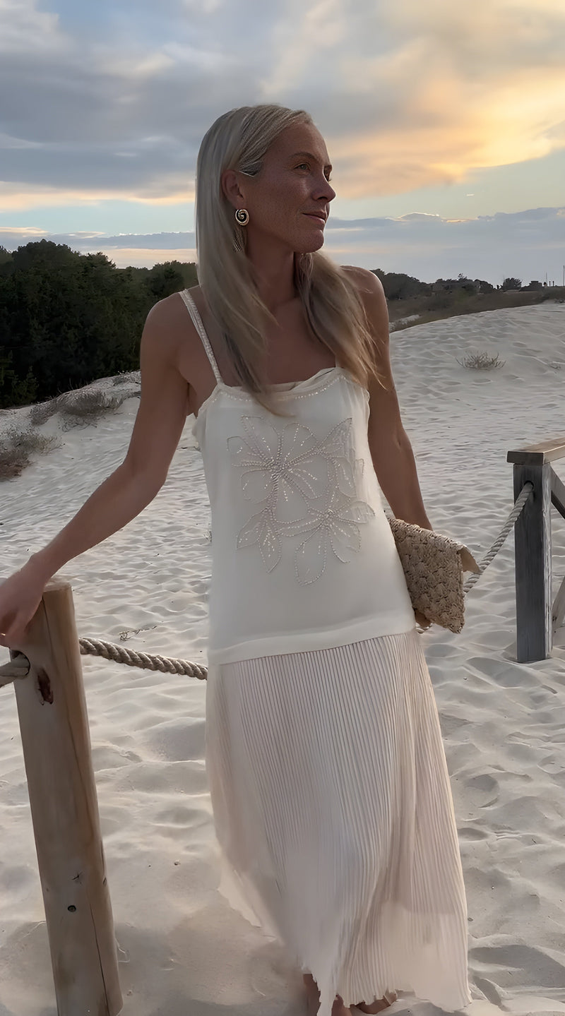 Blusa Bege com Bordado em Pérolas Florais